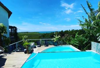 Orqu  dea Caf   allows 18 year olds to book a room