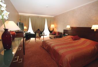 Domaine de la For  t has rooms with a private hot tub