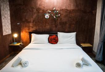 The Boat House has Balcony rooms