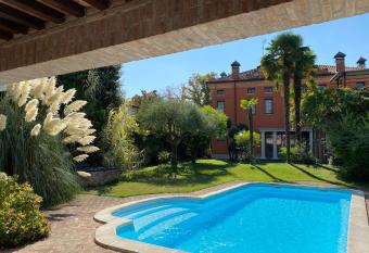 Dama Estense allows 18 year olds to book a room