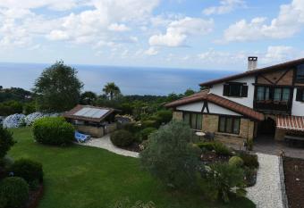 Maddiola Apartment has Balcony rooms