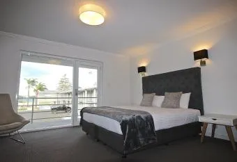 Cottage by the Bay has Balcony rooms