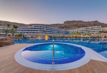 Radisson Blu Resort & Spa, Gran Canaria Mogan allows 18 year olds to book a room
