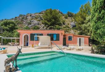 Puerto de Pollensa cat Villas has rooms with a private hot tub