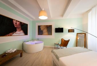 Apartment Perugia has rooms with a private hot tub