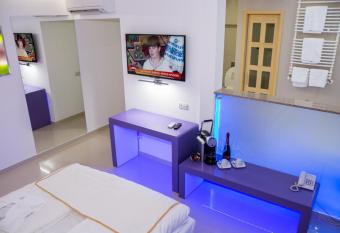 Hotel Christina Plus has rooms with a private hot tub