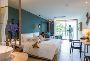 Fusion Suites Phuket Patong has rooms with a private hot tub