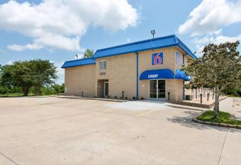 Motel 6 New Iberia La allows 18 year olds to book a room