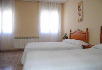 Hostal   vila allows 18 year olds to book a room