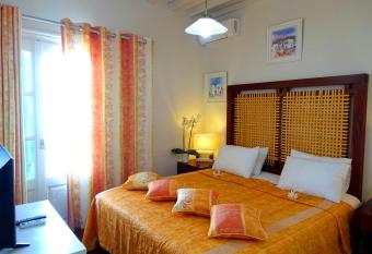 Le Coq Apartments has Balcony rooms