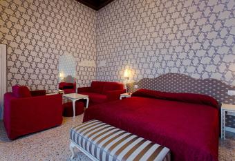 Hotel Ca  Nobile Corner has rooms with a private hot tub