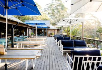 Avoca Beach Hotel has Balcony rooms