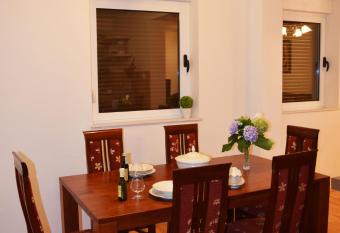 Apartman Ancora1 has rooms with a private hot tub