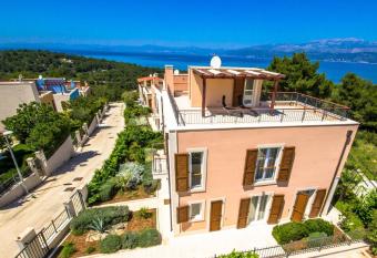 Villa Rose has Smoking/Balcony rooms