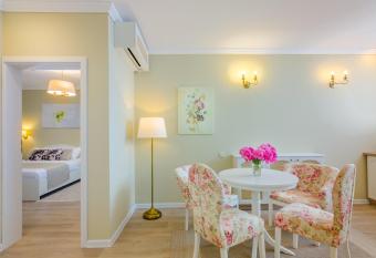 Seva Hotel Health Club has rooms with a private hot tub