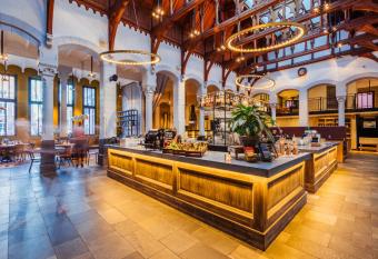 Post-Plaza Hotel & Grand Caf   has rooms with a private hot tub