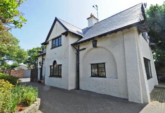 Seaways Cottage allows 18 year olds to book a room