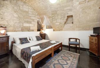 Locanda La Meridiana has Balcony rooms