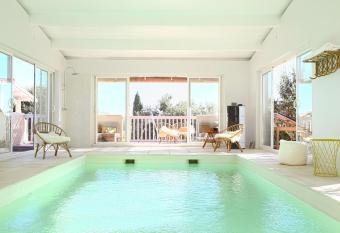 La Villa Les Petits Gardons has Balcony rooms