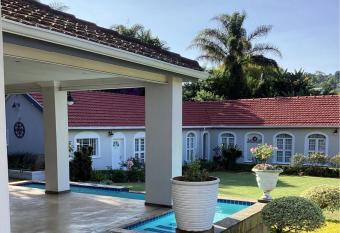 Hudson Haven Bed & Breakfast has rooms with a private hot tub