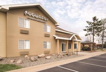 Country Inn & Suites by Radisson, Grand Rapids, MN has rooms with a private hot tub