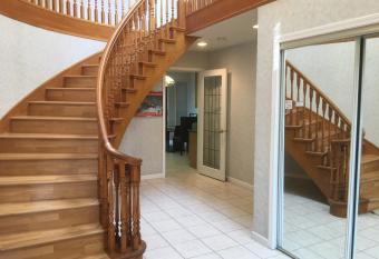 Vancouver Homestay Inn allows 18 year olds to book a room