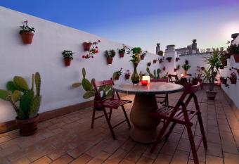 Un Patio al Sur allows 18 year olds to book a room