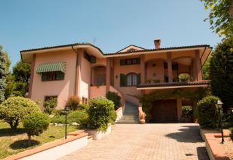 Villa Anselma has Smoking/Balcony rooms