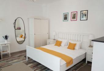 Studio Mai si Apartament Mai 2 allows 18 year olds to book a room