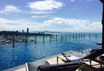 Pattaya Beach Sea View Rooftop Pool Resort has Balcony rooms