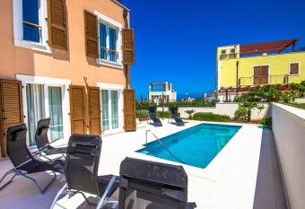 Villa Relax has Smoking/Balcony rooms