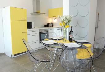 Apartment Livingstone has Balcony rooms