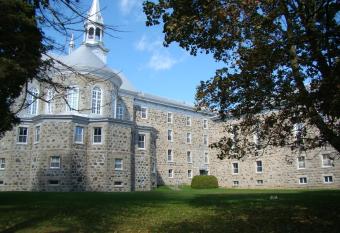 Auberge de l'Abbaye d'Oka allows 18 year olds to book a room