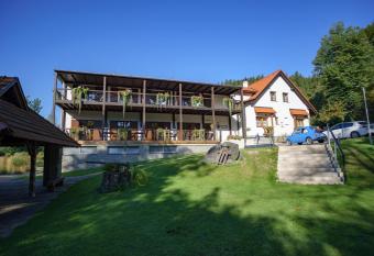 Hotel a restaurace U Vychop     allows 18 year olds to book a room