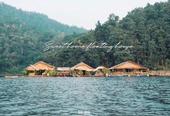 Sweet Home Floating House has Balcony rooms