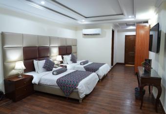 Grand Millennium Hotel has rooms with a private hot tub