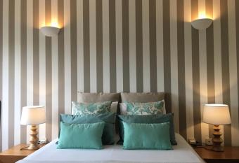 Near the Airport allows 18 year olds to book a room