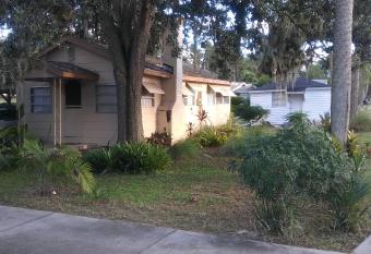 1 Beige Cozy Bungalow or 1 White Cozy Efficiency Cottage in Titusville allows 18 year olds to book a room