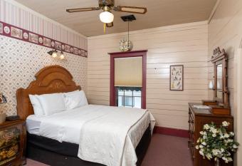 Carriage House Bed & Breakfast has rooms with a private hot tub