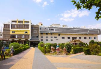 Hotel Sunrise N Resorts allows 18 year olds to book a room