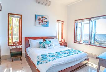 Air Sanih Beach Villa has rooms with a private hot tub