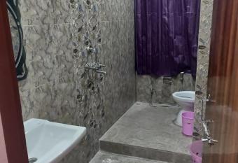 Hotel Deepak Palace has rooms with a private hot tub