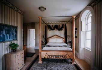 Mayhurst Estate has rooms with a private hot tub