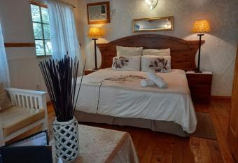 Acacia Bush Lodge allows 18 year olds to book a room