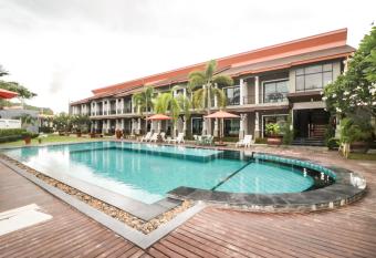 P  Private Resort Cha Am allows 18 year olds to book a room