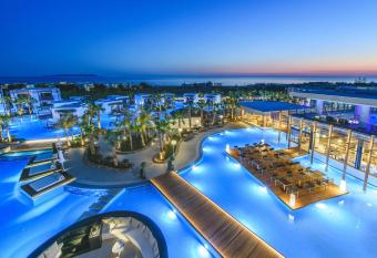 Stella Island Luxury Resort & Spa (Adults Only) allows 18 year olds to book a room