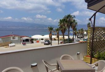B&B A due Passi dal Mare has Balcony rooms
