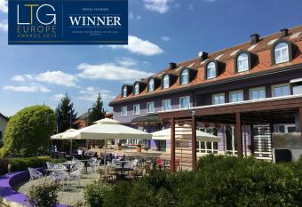 Hotel Phoenix has Balcony rooms