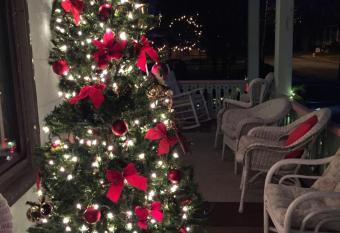 First floor, 2 bedrm 2 bath, sleeps 6, Parking available, walk to Beach & Shop has Balcony rooms