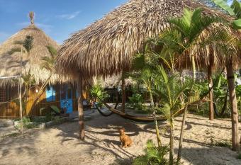 The Seaside Bungalow Hostel and Bar has Balcony rooms